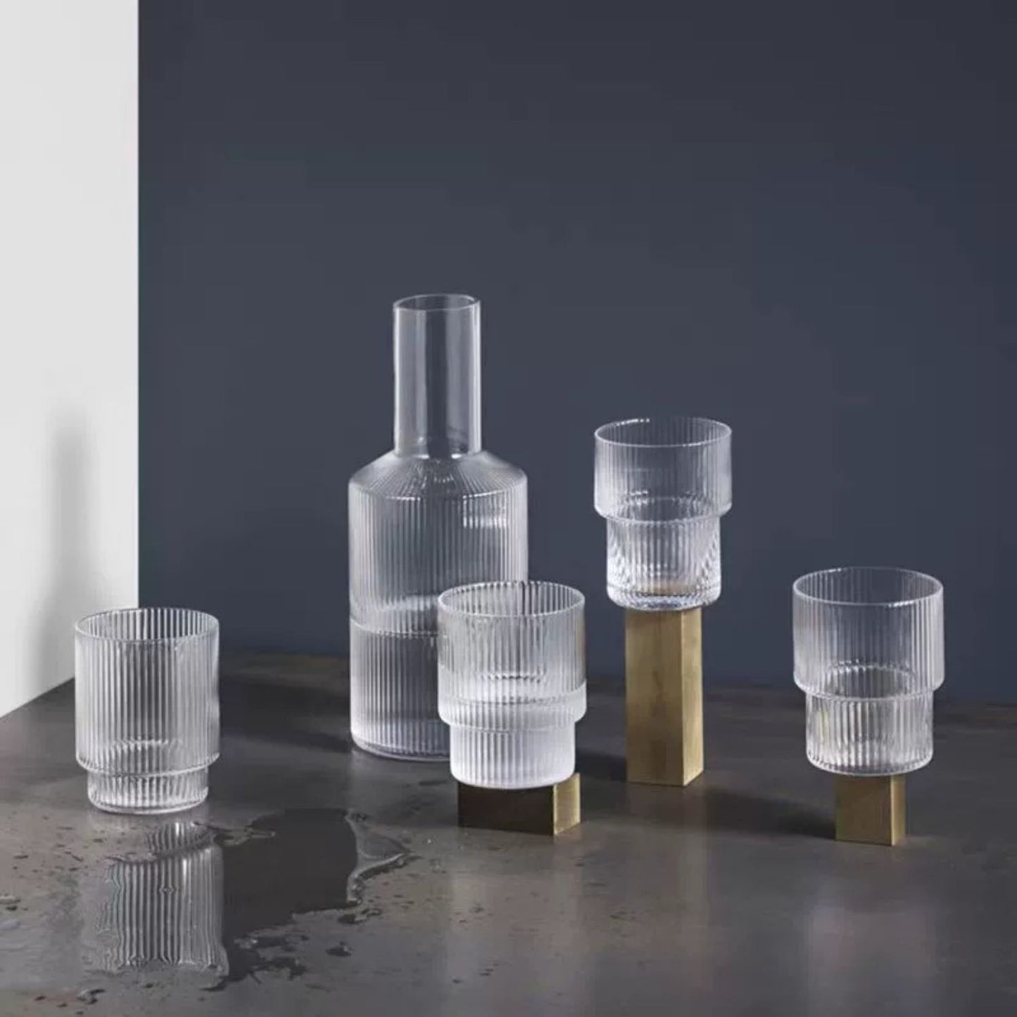Jarra de Vidrio y 4 Vasos Estilo Europeo