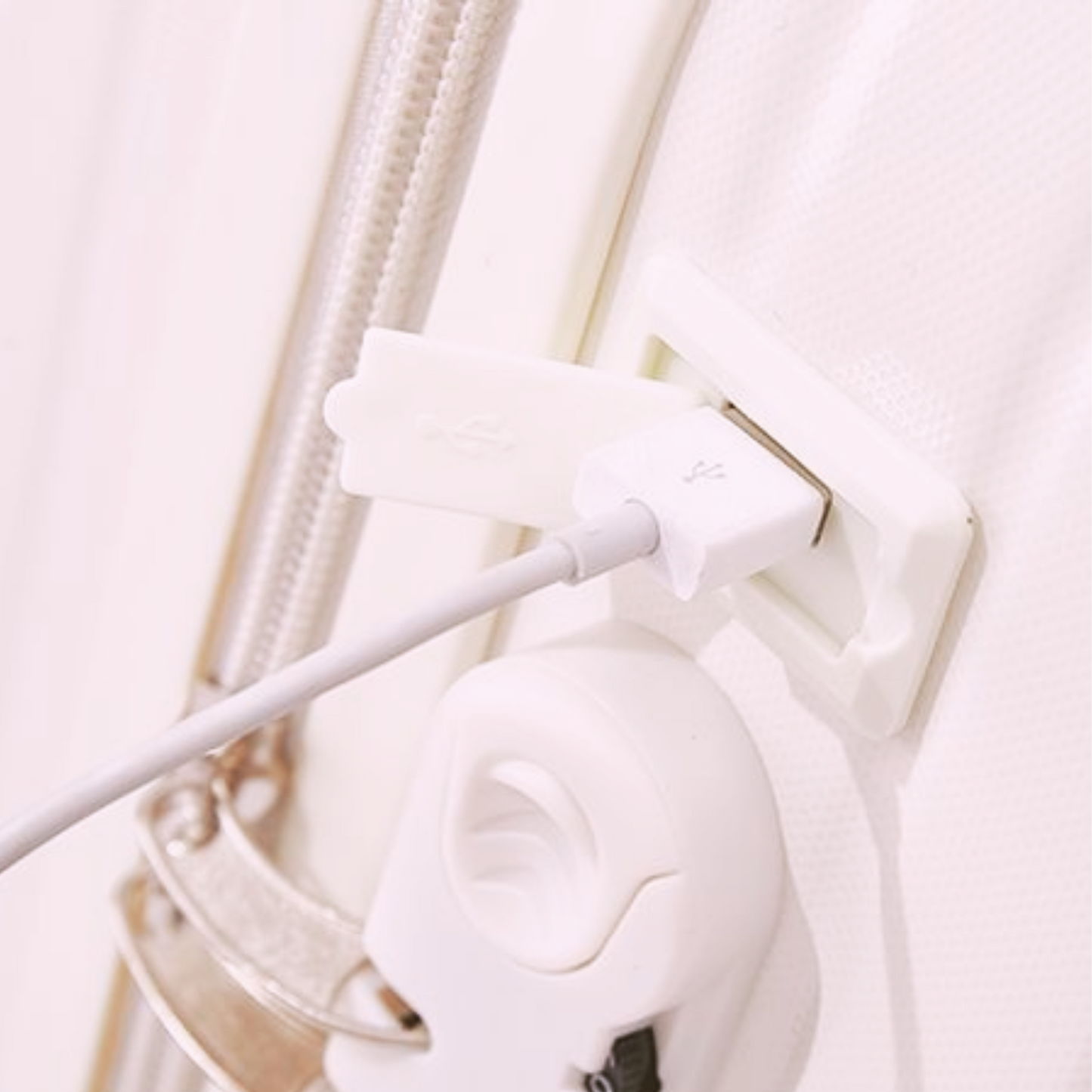Maleta con Ruedas 360 Puerto USB Rosado
