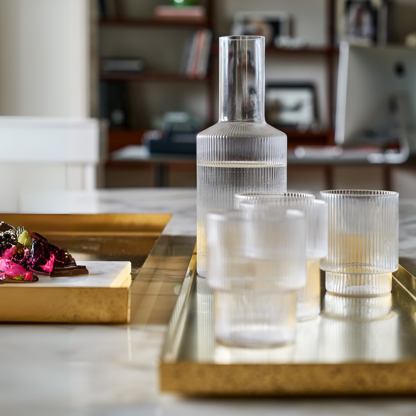 Jarra de Vidrio y 4 Vasos Estilo Europeo Dorado