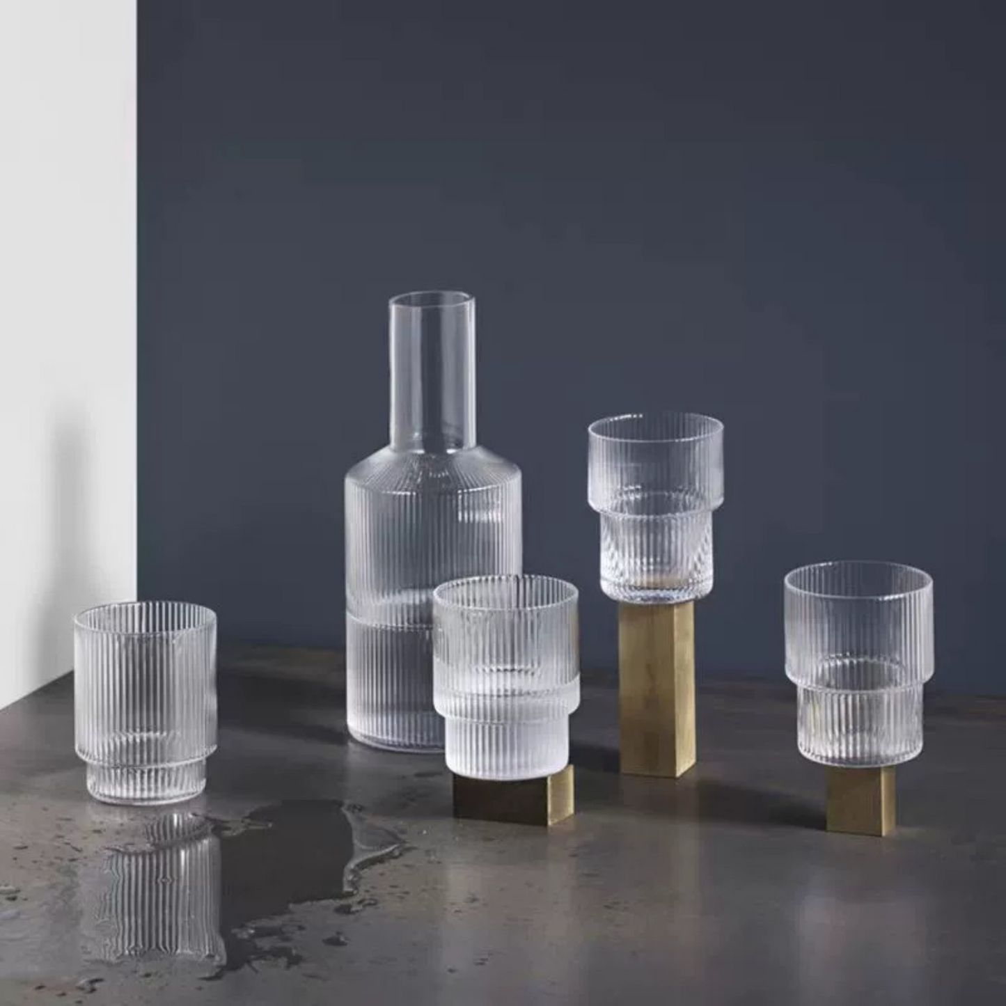Jarra de Vidrio y 4 Vasos Estilo Europeo Dorado