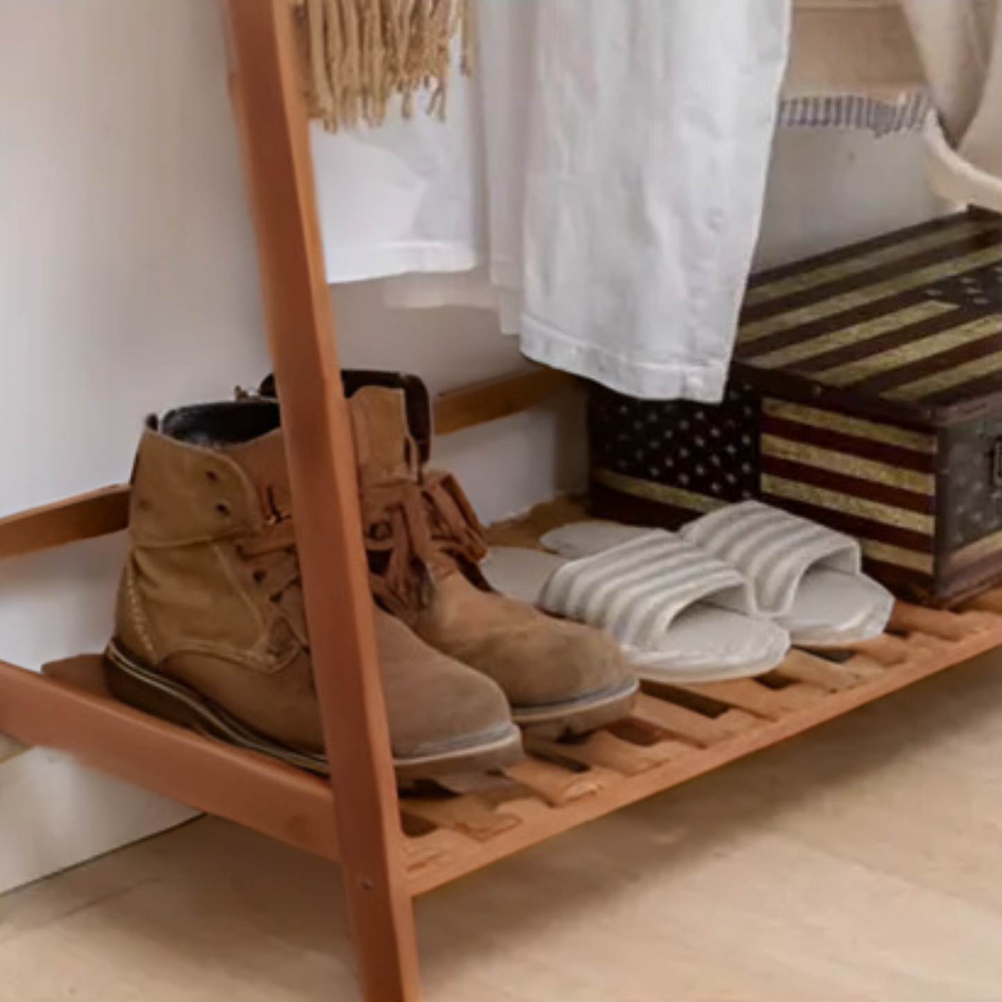 Perchero de Madera a la Vista con Repisas