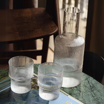 Jarra de Vidrio y 4 Vasos Estilo Europeo