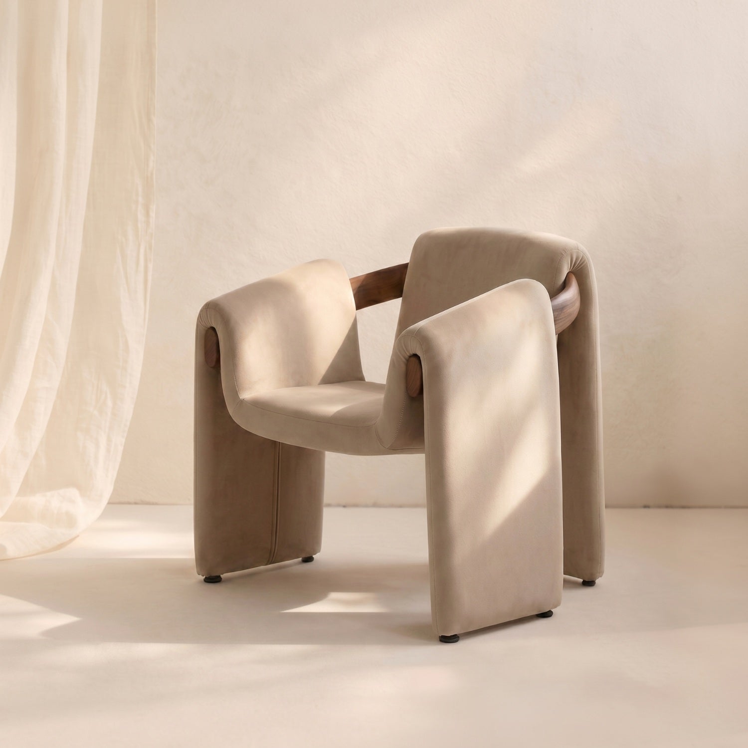 Poltrona Cozy Terciopelo Arena y Madera Natural