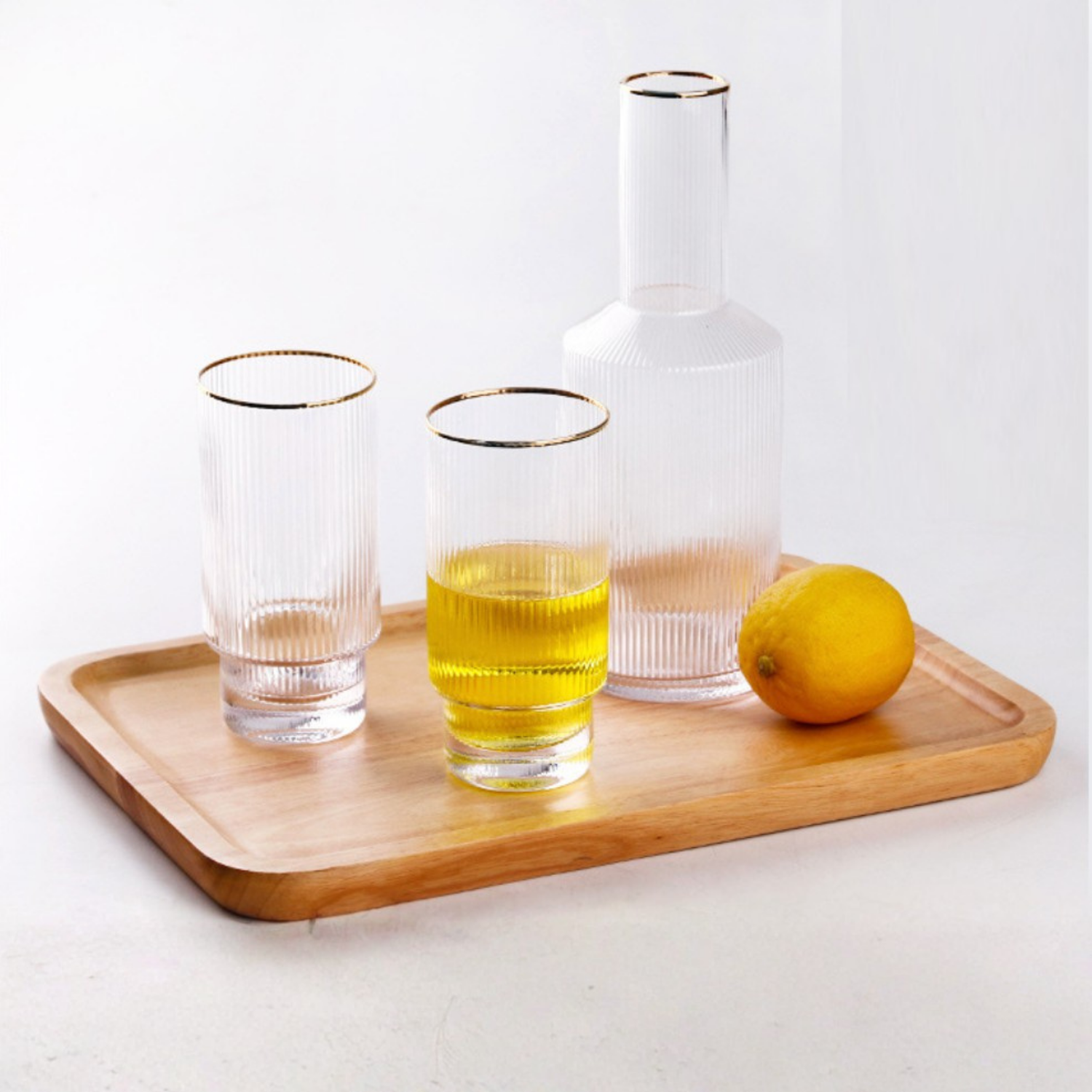 Jarra De Vidrio Y 4 Vasos Estilo Europeo Dorado
