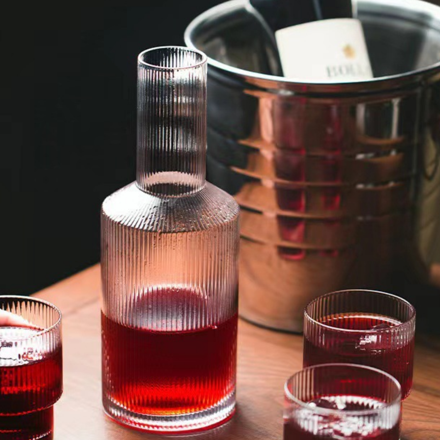 Jarra de Vidrio y 4 Vasos Estilo Europeo