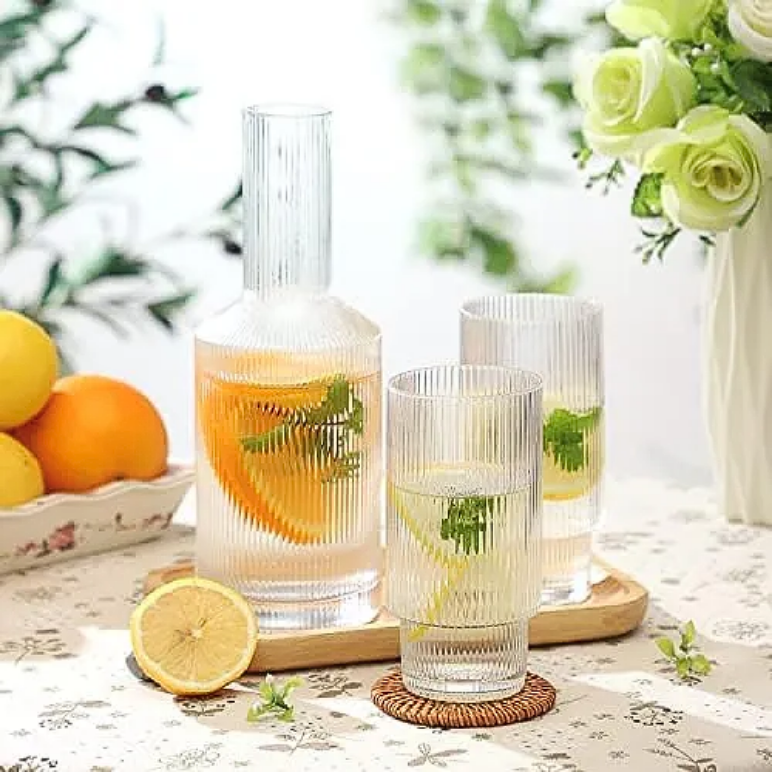 Jarra de Vidrio y 4 Vasos Estilo Europeo