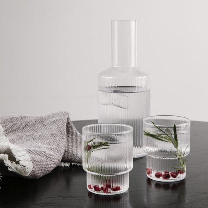 Jarra de Vidrio y 4 Vasos Estilo Europeo