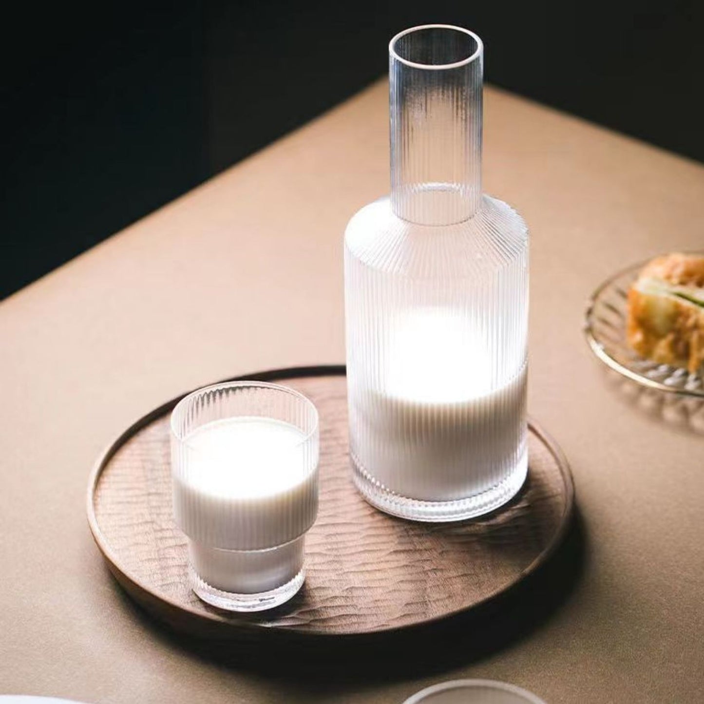 Jarra de Vidrio y 4 Vasos Estilo Europeo