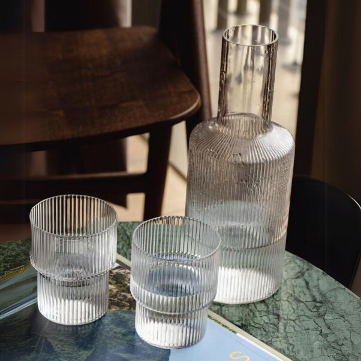 Jarra de Vidrio y 4 Vasos Estilo Europeo