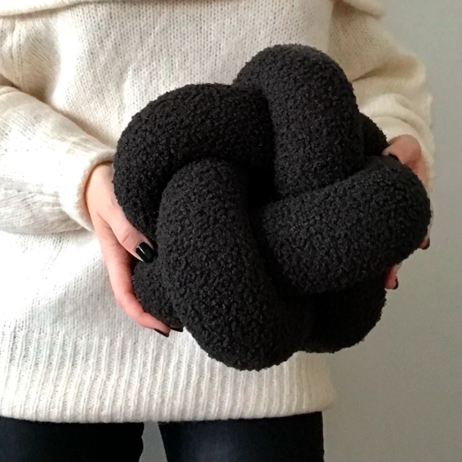 Cojín Nudo Negro Bouclé Deco
