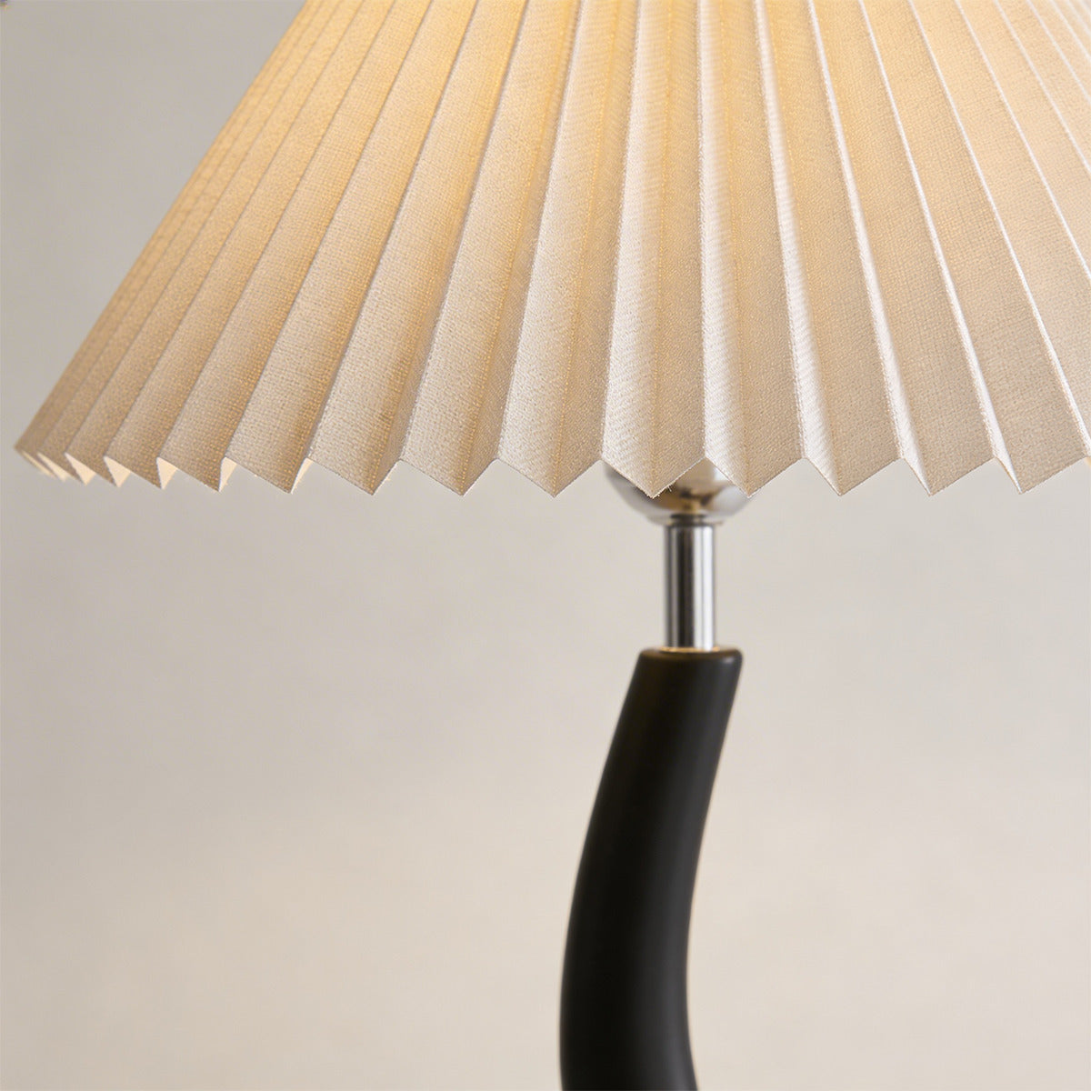PREVENTA - Lámpara de Pie Curvy Japandi Pantalla Plisada Negra