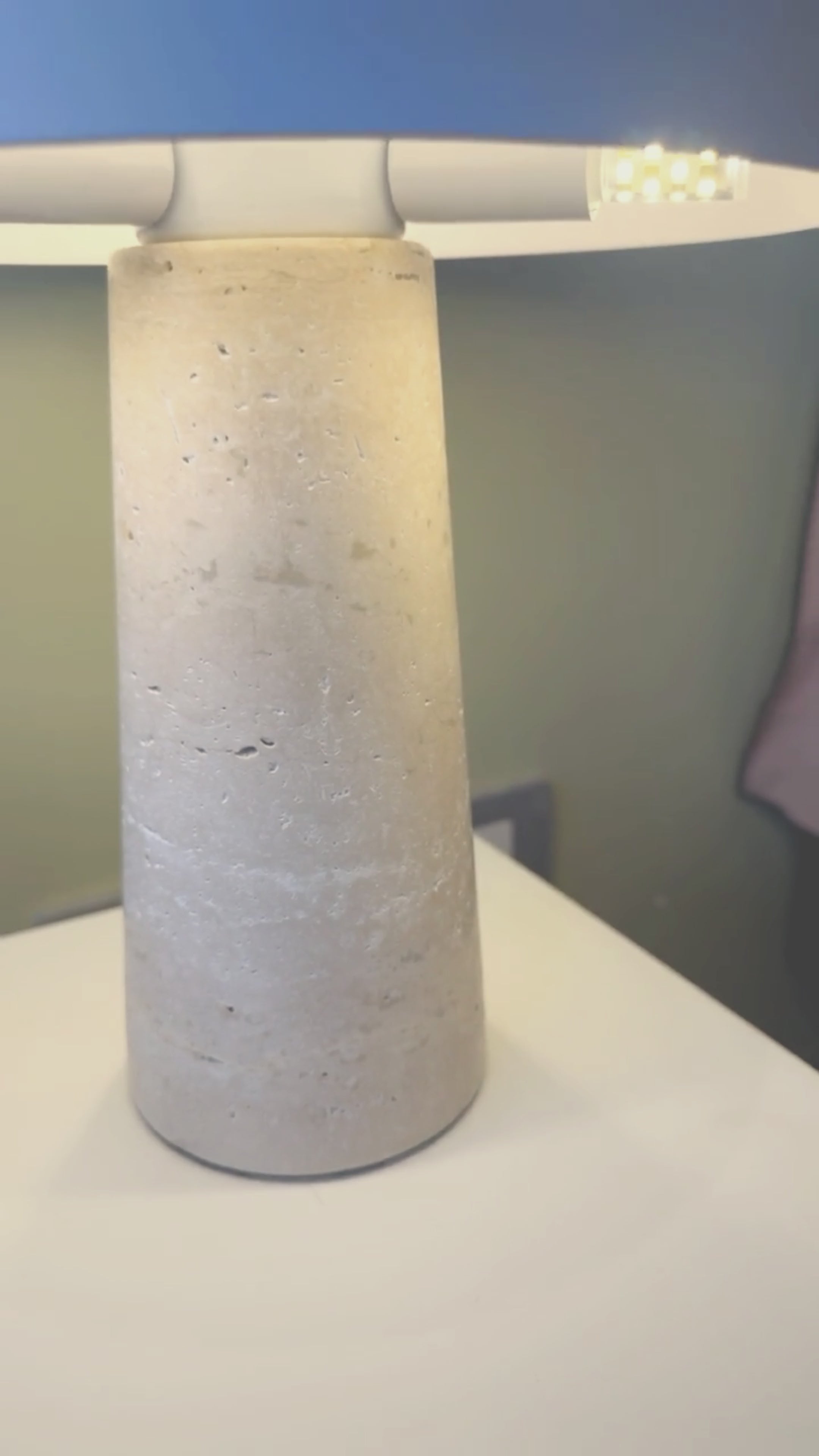 Cargar vídeo: Lámpara Led Blanco de Piedra Travertino
