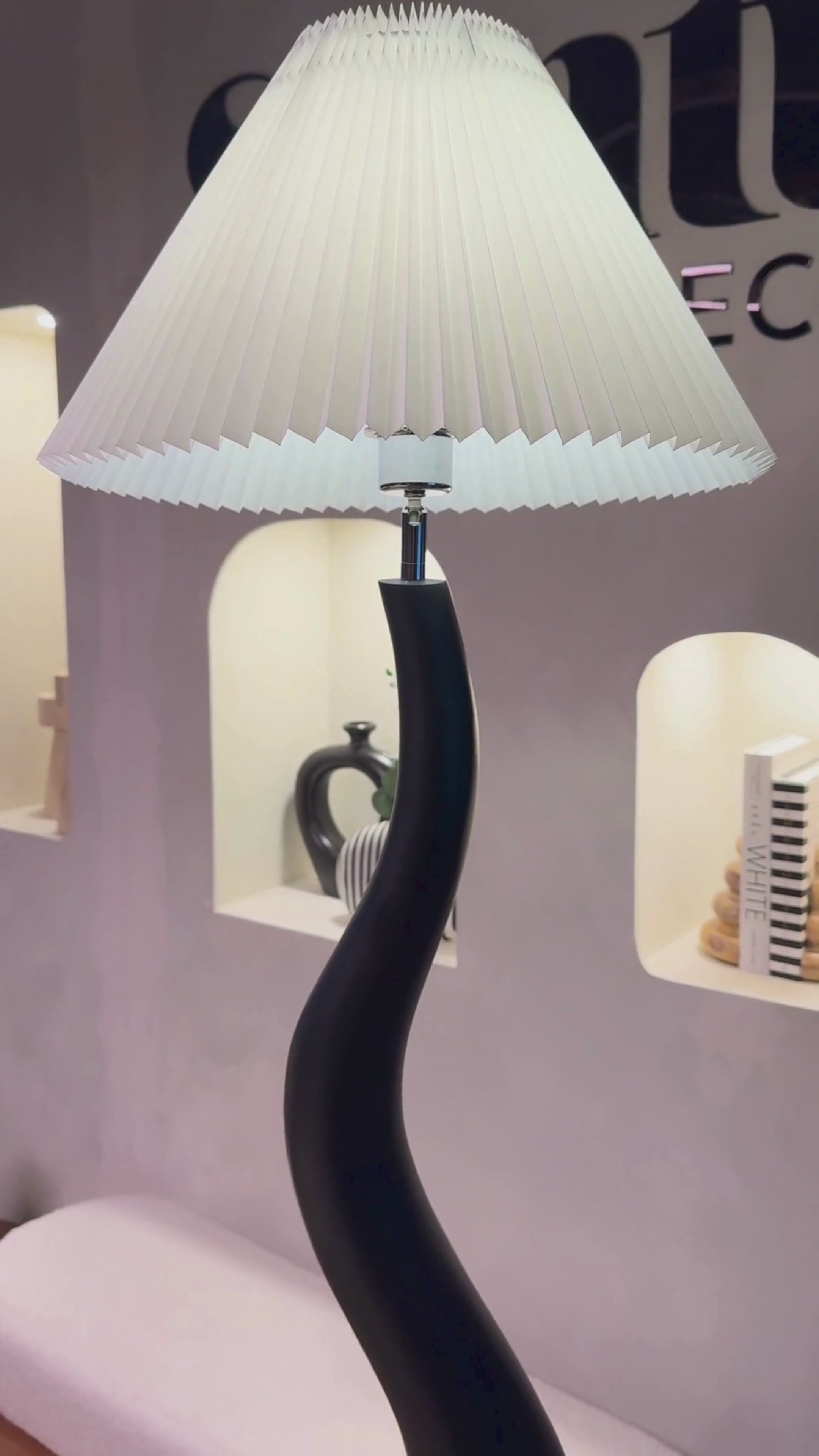 Cargar vídeo: PREVENTA - Lámpara de Pie Curvy Japandi Pantalla Plisada Negra