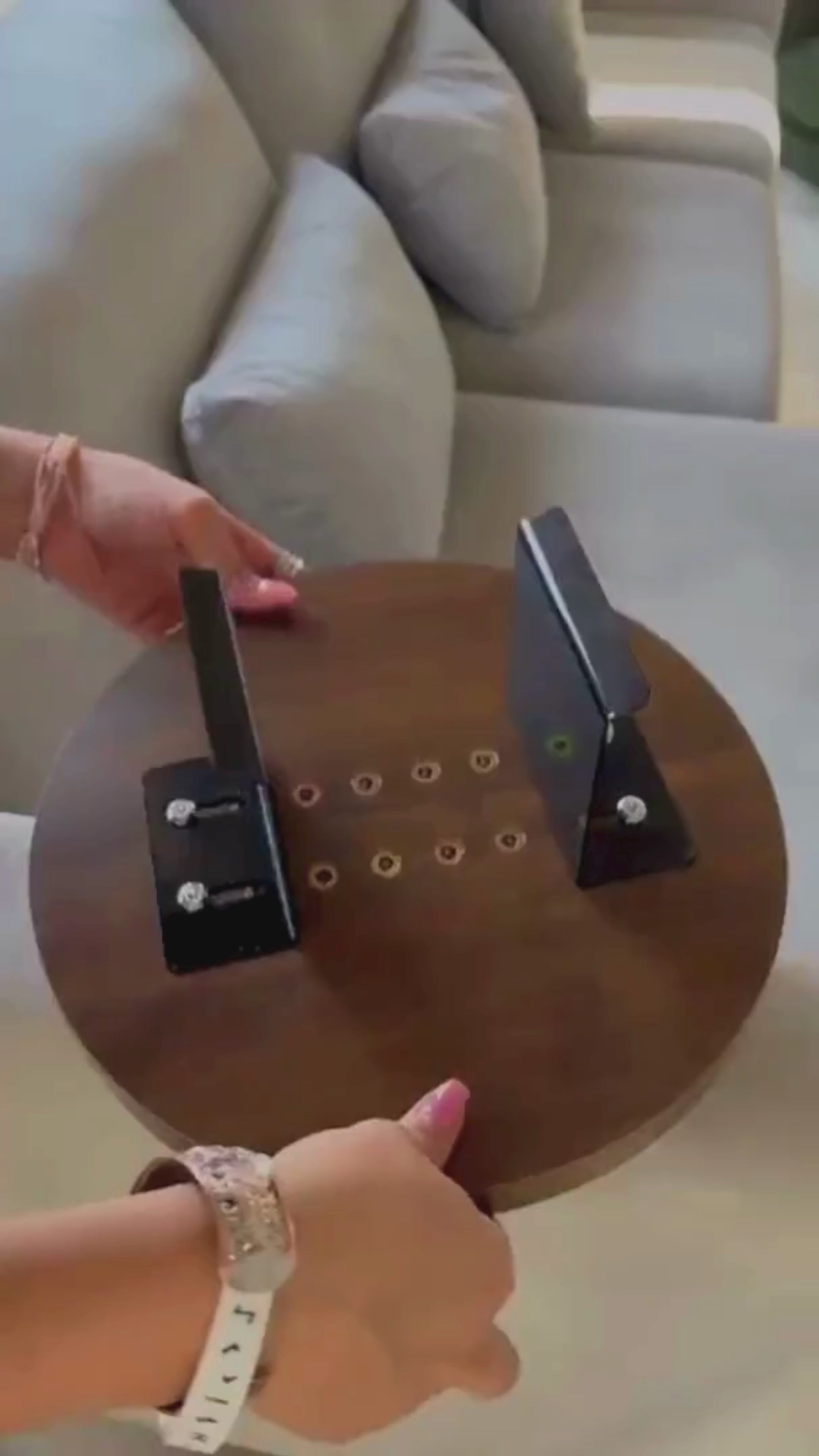 Cargar vídeo: Mesa Para Sofá Gris Redonda